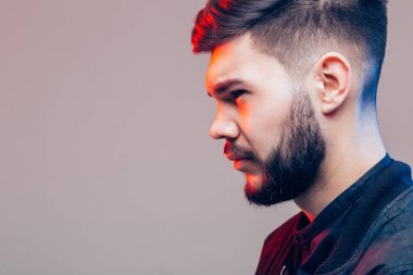 Gülümseyerek geleceğe bakıyorum. Adam kollarını kavuşturup başka tarafa bakıyor.