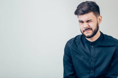 Kameraya bakarak ve göz kırpıyor komik yakışıklı işadamı