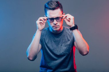 Gözlüklü ve beyaz gömlekli yakışıklı adam.