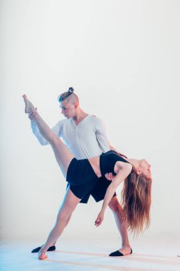 Stüdyoda genç hip hop dansçıları.