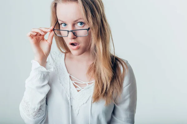 Překvapený žena s velkýma očima brýle zblízka vypadá na kameru — Stock fotografie