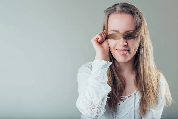 Retrato de mujer con peinado divertido y hombros desnudos acto mono mostrando la lengua — Foto de Stock