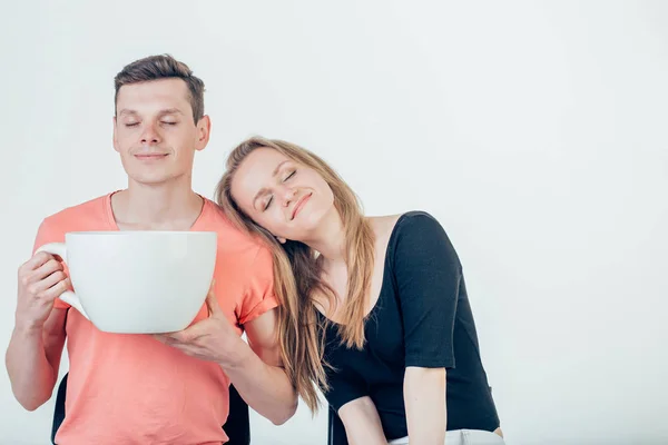 Jovem casal atraente na data no café com grande xícara de café — Fotografia de Stock