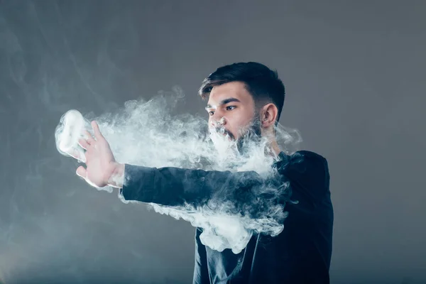 Vape truc ringen in de prestaties van vaper op rood blauwe achtergrond — Stockfoto