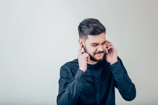 Bearded Man Blank Snapback Cap Summer Time.Young Men Using Smartphone Headphones — Stock Photo, Image