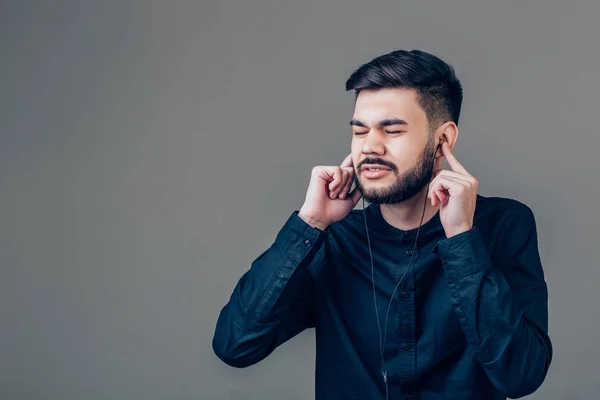 Bebaarde Man leeg Snapback Cap zomer Time.Young mannen Smartphone hoofdtelefoon — Stockfoto