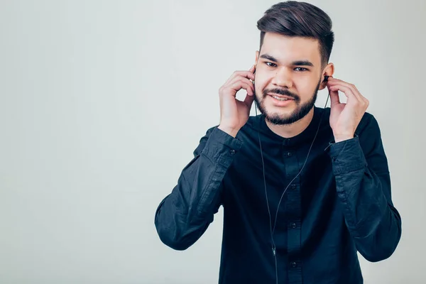 Bebaarde Man leeg Snapback Cap zomer Time.Young mannen Smartphone hoofdtelefoon — Stockfoto