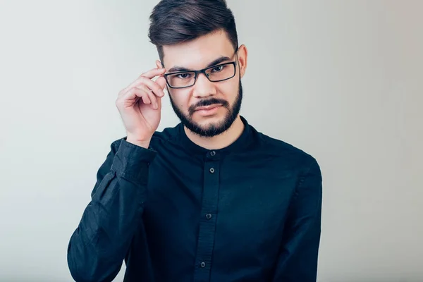 Chico guapo en gafas y camisa blanca — Foto de Stock