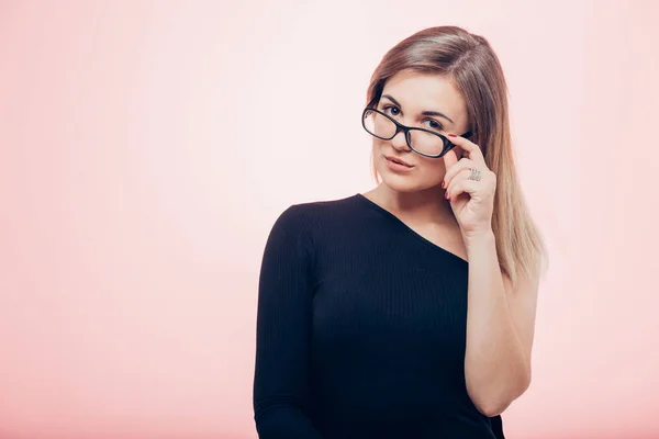 Sonriente joven mujer de negocios con gafas de vista mirando a la cámara — Foto de Stock
