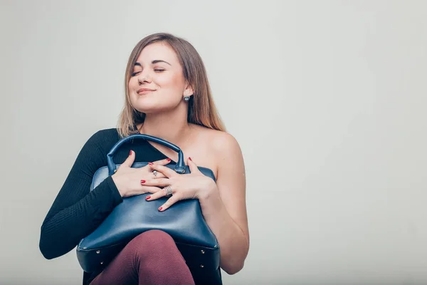 Mujer de compras sosteniendo bolsas mirando hacia un lado — Foto de Stock