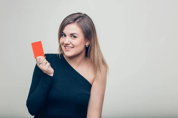 Gros plan portrait d'une jeune femme d'affaires souriante tenant une carte de crédit — Photo