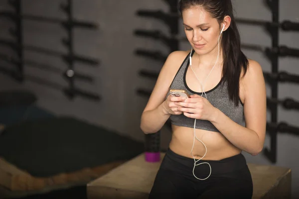 Спортсмен с помощью приложения для мобильного телефона фитнес-трекер для отслеживания прогресса потери веса — стоковое фото
