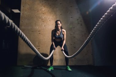 savaş ipleri kızı spor salonunda egzersiz egzersiz vücut monte