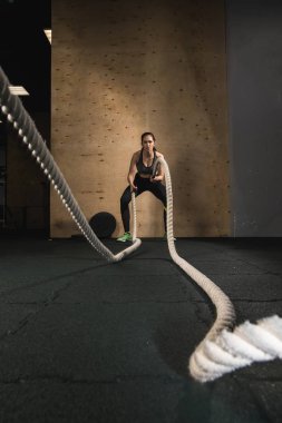 savaş ipleri kızı spor salonunda egzersiz egzersiz vücut monte