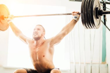 Sakal tren üzerinde kafa spor salonunda kaldırdı barbell ile acımasız kaslı adam