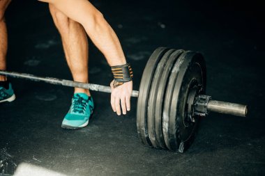 Yakışıklı halterci barbell ile eğitim için hazırlanıyor