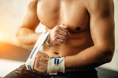 Eğitim için hazırlanan adam ellerini sargı bandı ile kaydırma