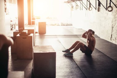 Kaslı adam yapıyor egzersiz egzersiz kadar oturmak