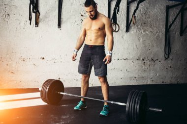 Yakışıklı halterci barbell ile eğitim için hazırlanıyor