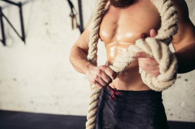 Spor giyim genç adam fotoğrafı knot dokuma kumaşlar. Güç ve motivasyon.
