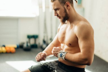 Eğitim için hazırlanan adam ellerini sargı bandı ile kaydırma