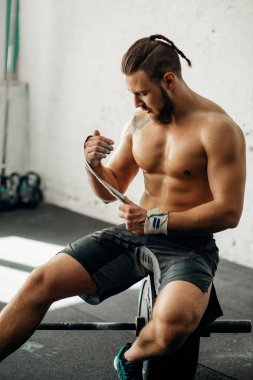 Eğitim için hazırlanan adam ellerini sargı bandı ile kaydırma