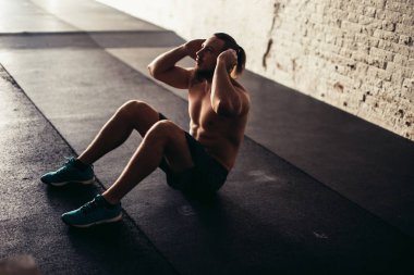 Kaslı adam yapıyor egzersiz egzersiz kadar oturmak