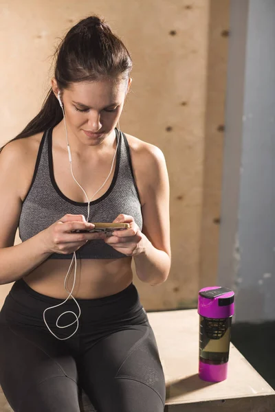 Atleta usando el rastreador de fitness de la aplicación de teléfono móvil para rastrear el progreso de pérdida de peso — Foto de Stock