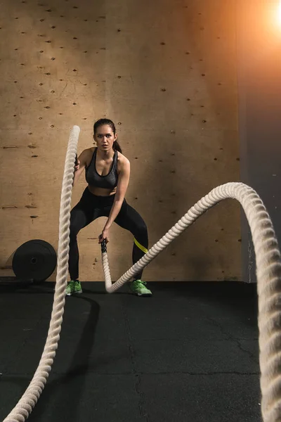 Mujer trabajando con cuerdas de batalla — Foto de Stock