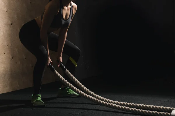 Stridslystna rep flicka på gym träning motion utrustade kropp — Stockfoto