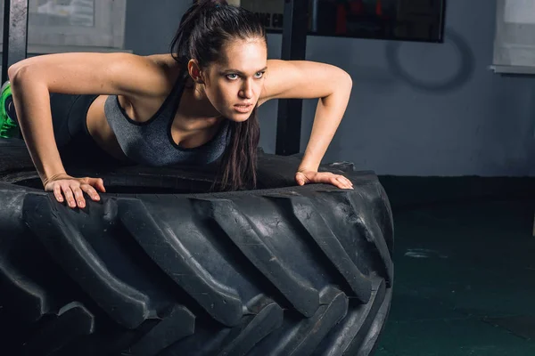 Uygun sportif kadının gönderme yapması ups lastik gücü güç eğitim kavramı — Stok fotoğraf