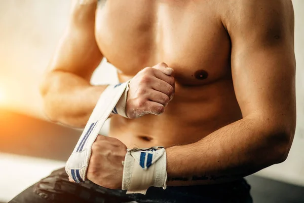 Hombre preparándose para el entrenamiento, envolviéndole las manos con cinta adhesiva — Foto de Stock