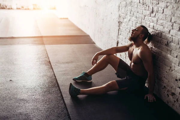 Vacker man trött efter tyngdlyftning på gym — Stockfoto