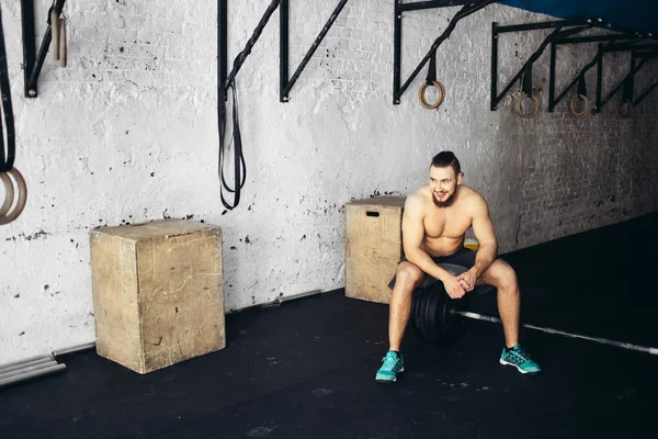 Hübscher Mann nach Gewichtheben im Fitnessstudio müde — Stockfoto