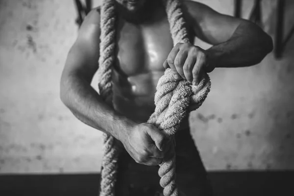 Foto de un joven en ropa deportiva teje el nudo. Fuerza y motivación . — Foto de Stock