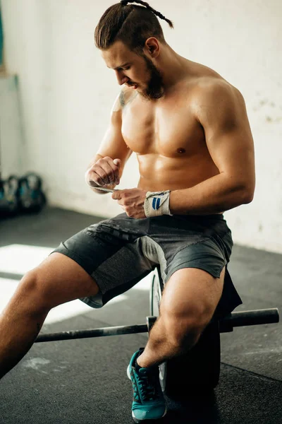 Eğitim için hazırlanan adam ellerini sargı bandı ile kaydırma