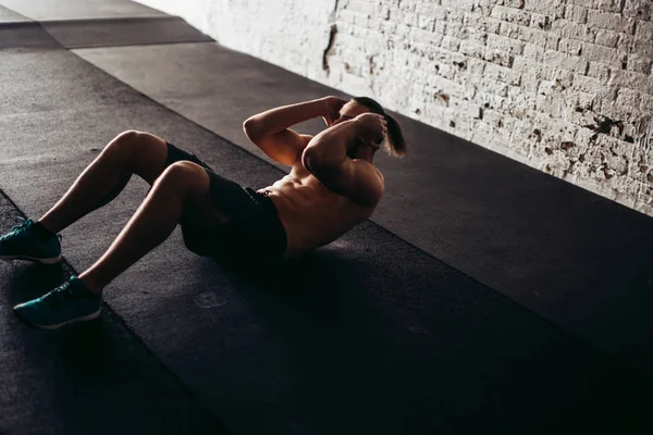 하 고 운동 하는 근육 남자 운동 앉아서 — 스톡 사진