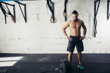 Halter eğitim salonunda hazırlama adam uygun