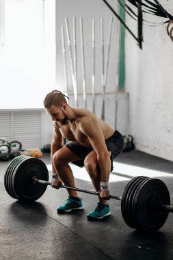 Yakışıklı halterci barbell ile eğitim için hazırlanıyor