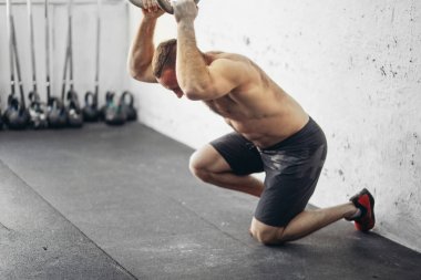 güzel adam spor salonu nda halter sonra yorgun