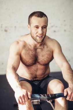 Fiziksel olarak uygun bir sağlık kulübü içinde poz adam