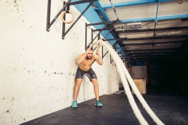 Savaş ip savaş ipleri egzersiz fitness salonunda erkeklerle