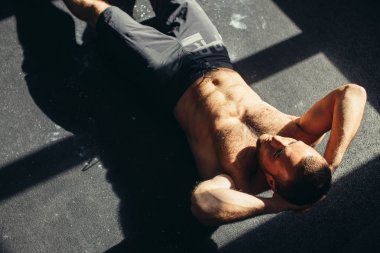 Kaslı adam yapıyor egzersiz egzersiz kadar oturmak