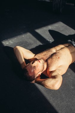 Kaslı adam yapıyor egzersiz egzersiz kadar oturmak