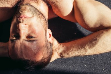 adam yapıyor egzersiz egzersiz kadar otur. erkek altı paketi, beyaz erkek, gömlek yok