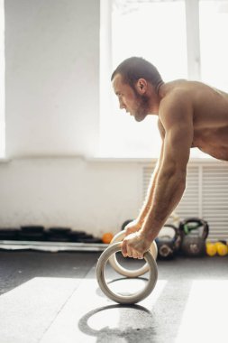 Jimnastik rings ittirir