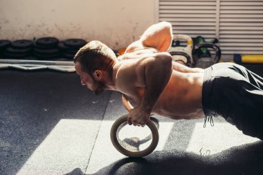 Jimnastik rings ittirir