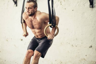 adam yukarı çekerek jimnastik halkaları uygun.