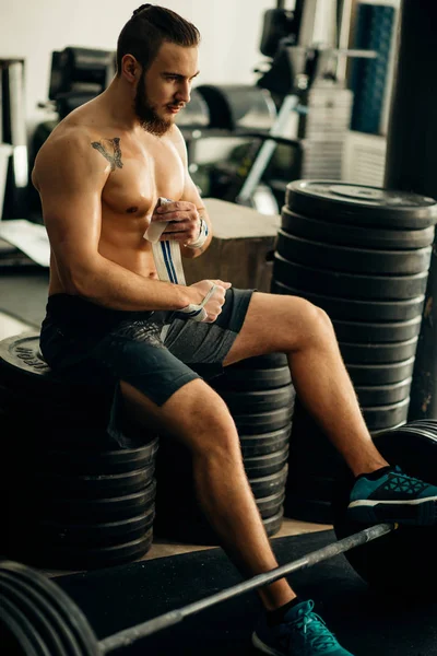 Hombre preparándose para el entrenamiento de barra en el gimnasio —  Fotos de Stock