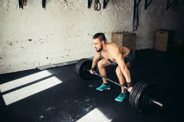 Levantador de pesas guapo preparándose para el entrenamiento con barra — Foto de Stock